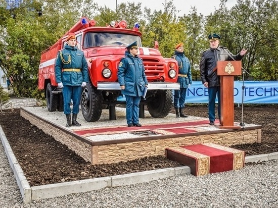 Памятник пожарному автомобилю открыли в Мурманске