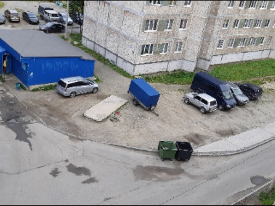 В Кировске убрали бетонную плиту, представляющую опасность для граждан