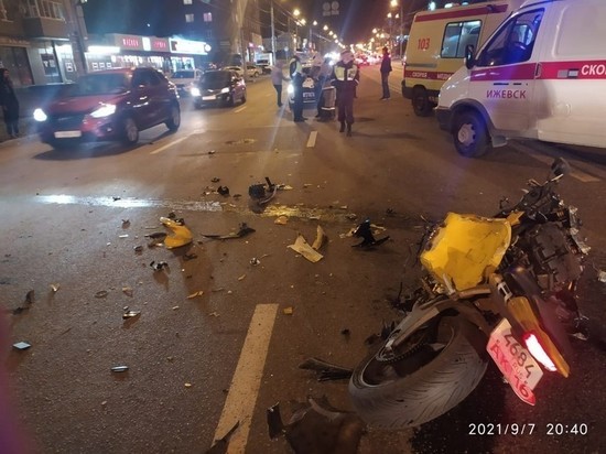 Девушка на мотоцикле столкнулась с автомобилем в Ижевске