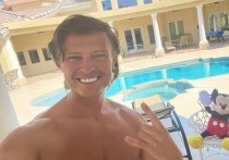 Фото с его отдыха в бассейне накануне опубликовала одна из гостиниц Лас-Вегаса на своей странице в Instagram