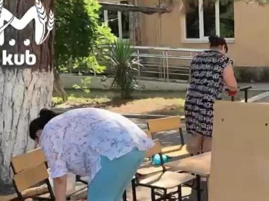 "Обычная школьная традиция": в Геленджике родителям детей-инвалидов пришлось самостоятельно чинить и мыть мебель