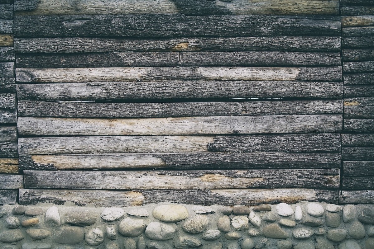 Старый деревянный брус