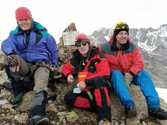 Альпинисты из ЛНР установили в Приэльбрусье мемориальную табличку