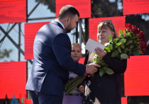 Сегодня, 8 сентября, при проведении торжественных мероприятий на кургане Саур-Могила государственные и общественные награды получили более 100 жителей ДНР и России