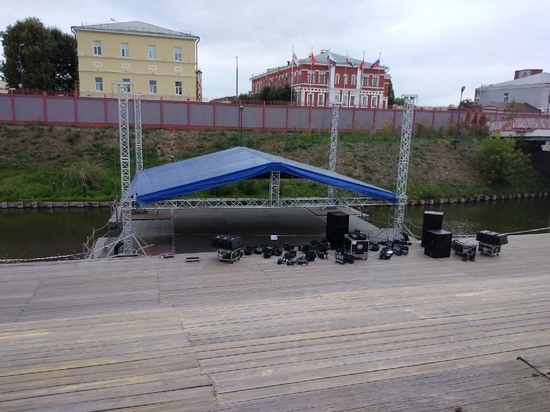 На Казанской набережной в Туле появилась сцена на воде