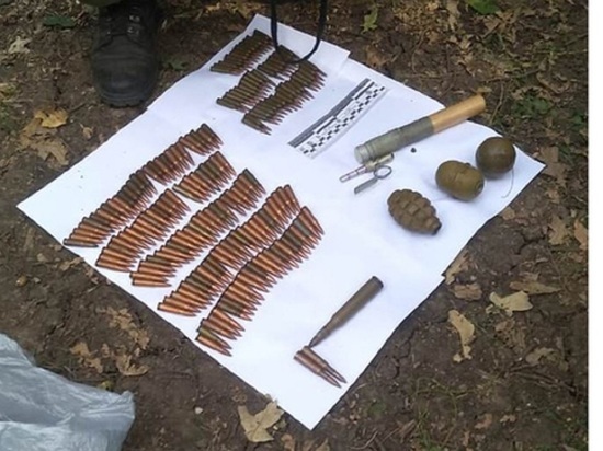В ЛНР обнаружили тайник с гранатометом, гранатами и патронами