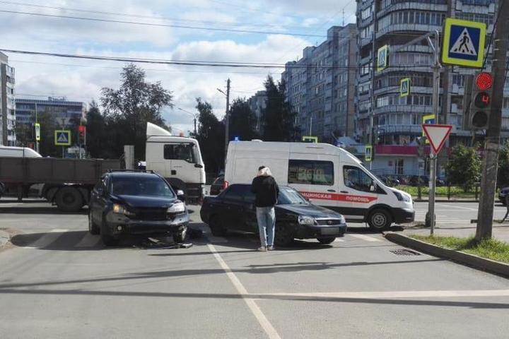 Костромские ДТП: «Лада Приора» против «Honda CR-V»