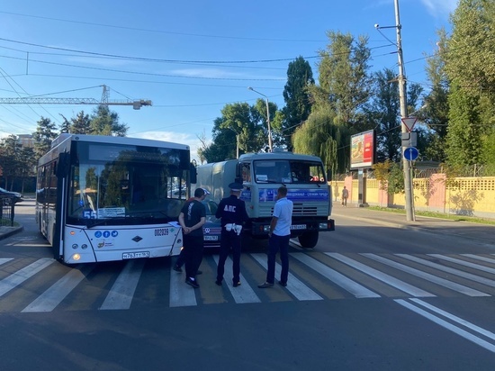 В Ростове авто зажало между автобусом и машиной водоканала