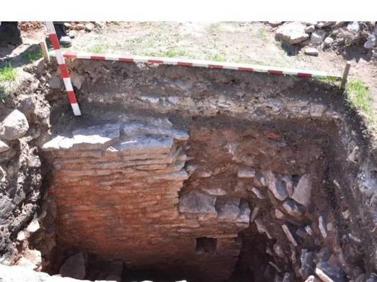 Неизвестную каменную постройку обнаружили на территории Снетогорского монастыря