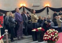 Алла Пугачева и Максим Галкин простились с художником-постановщиком Борисом Красновым на Троекуровском кладбище