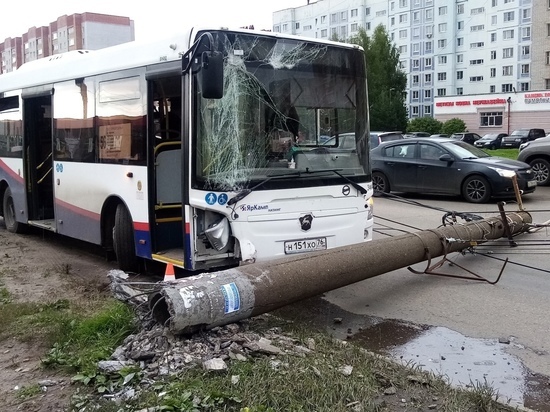 В Ярославле маршрутка завалила бетонный столб