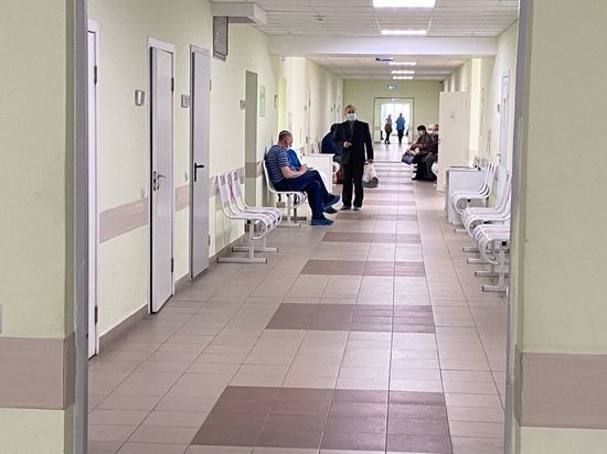 Роспотребнадзор издал рекомендации отстранять от работы в Омске людей без прививки от гриппа