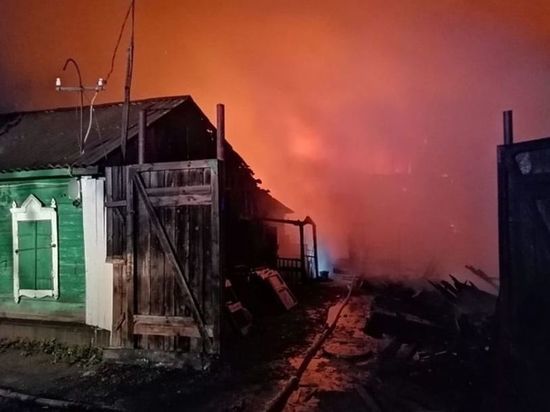 Три частных дома сгорели на окраине Омска поздней ночью
