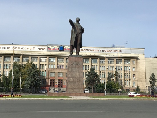 С памятника Ленину в Саратове уберут возмутившую горожан табличку, прилепленную 