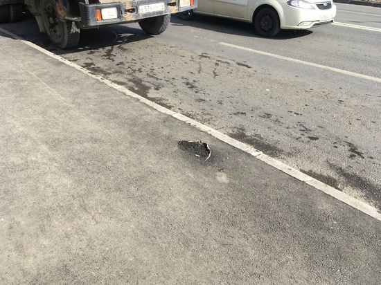 "И им за это еще и заплатят?": саратовцы возмущены качеством ремонта тротуара на проспекте 50 лет Октября