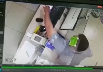 В соцсетях опубликовали видео, на котором запечатлен момент кражи препаратов из белгородской аптеки