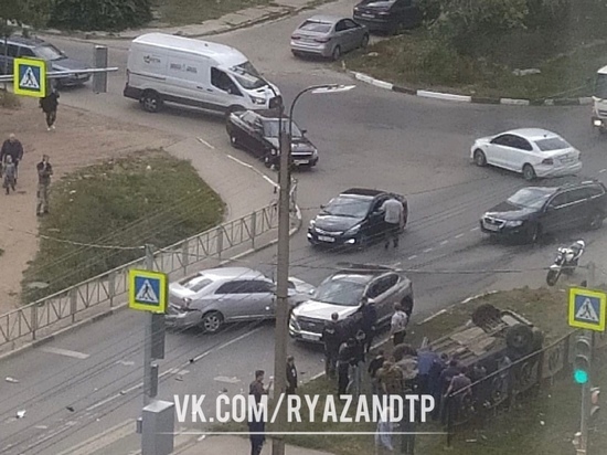 В Рязани в ДТП на улице Зубковой перевернулась машина
