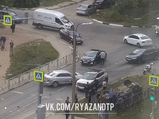 В ДТП на улице Зубковой пострадал водитель перевернувшегося автомобиля
