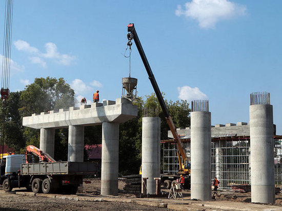 В Брянск завезли первые балки для строящегося моста на Набережной