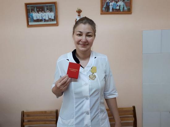 Югорской медсестре вручили медаль за вклад в борьбу с коронавирусом