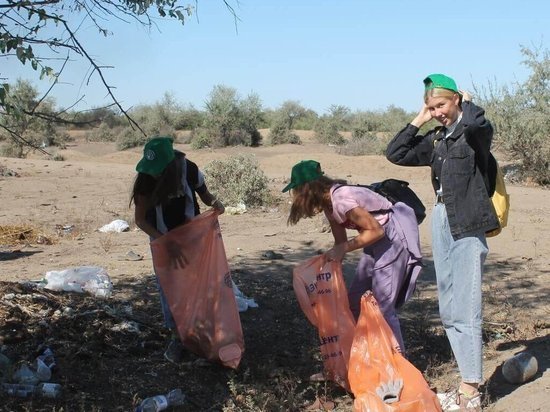 Экологический десант вывез из астраханского села Полдневое 100 мешков с мусором
