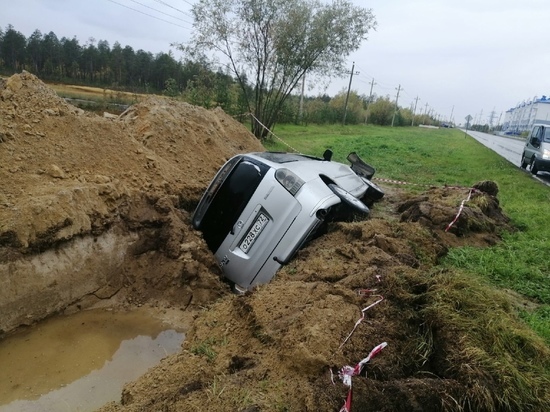 Иномарка опрокинулась в выкопанную коммунальщиками яму в Губкинском