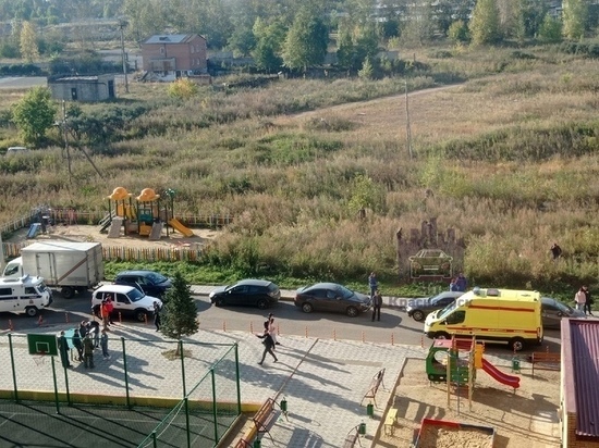 На одной из улиц Красноярска мужчину зарезали бутылкой