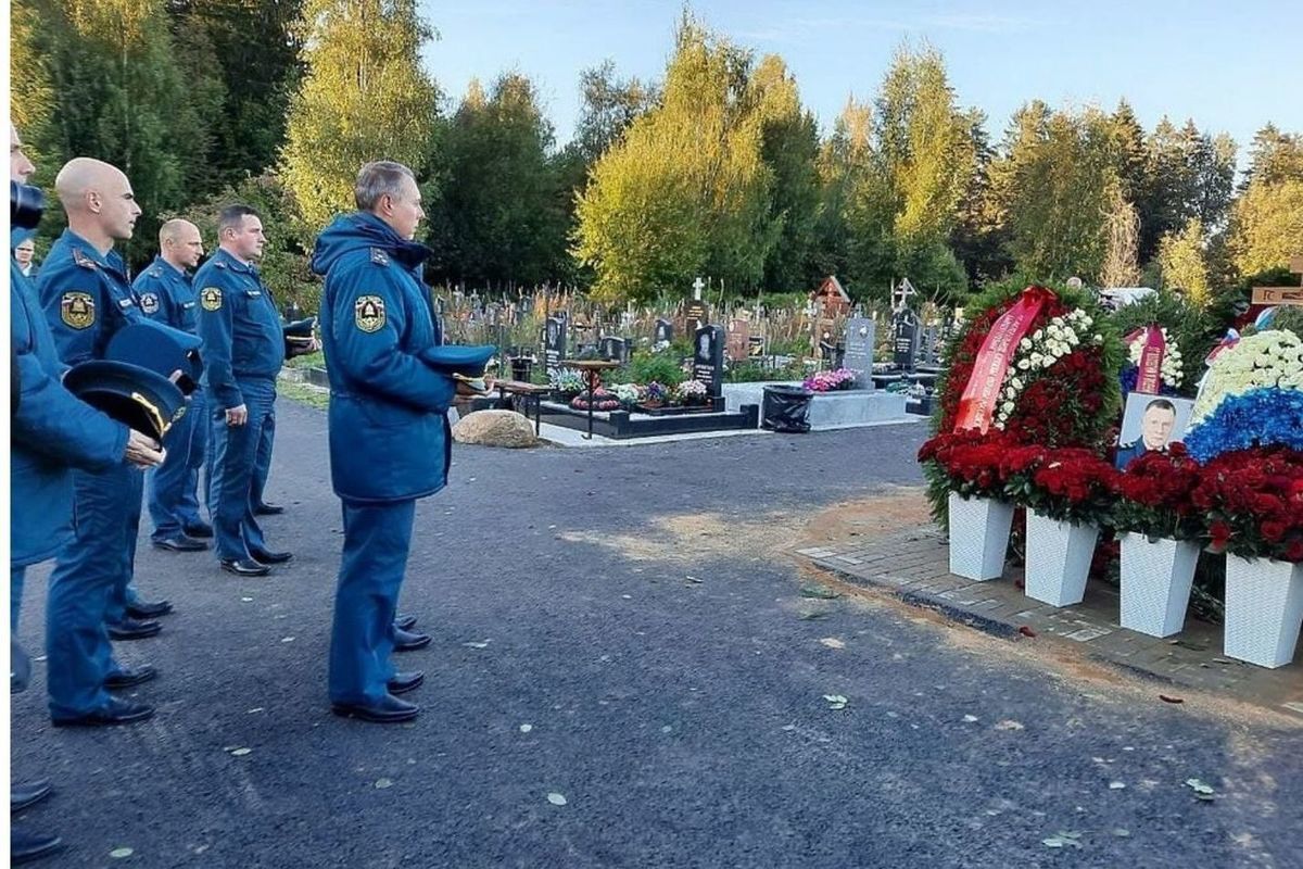 Опубликовано видео с похорон главы МЧС Евгения Зиничева на Северном кладбище  - МК Санкт-Петербург