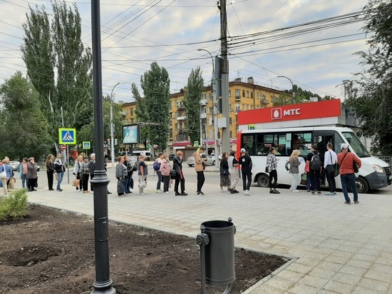 В центре Саратова люди скапливаются в очереди на транспорт, несмотря на поручение губернатора исправить ситуацию