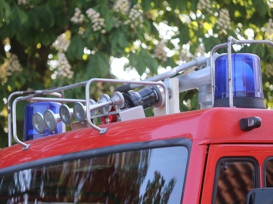 Пожар на нефтебазе в Донецке ликвидируют 5 пожарных машин