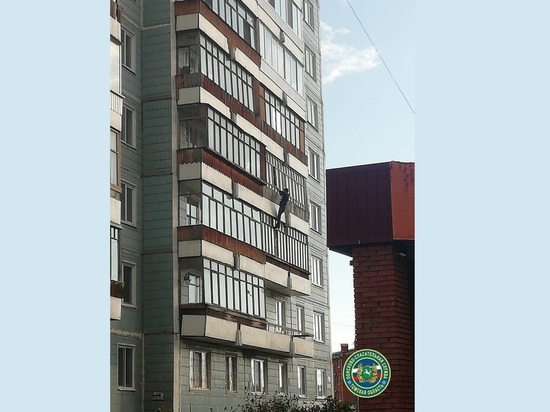 Томские спасатели сняли неадекватного мужчину, свисавшего с балкона на 4 этаже