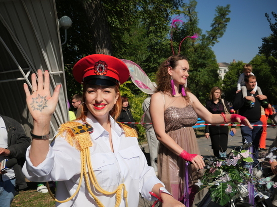 Луганские леди устроили велошоу в честь Дня города: ФОТО