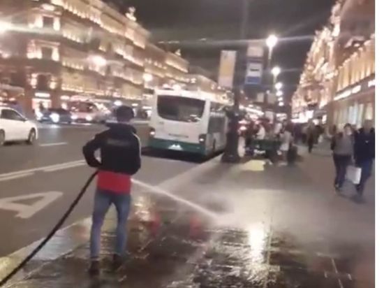 Пьяные мойщики улиц обливали прохожих в центре Петербурга