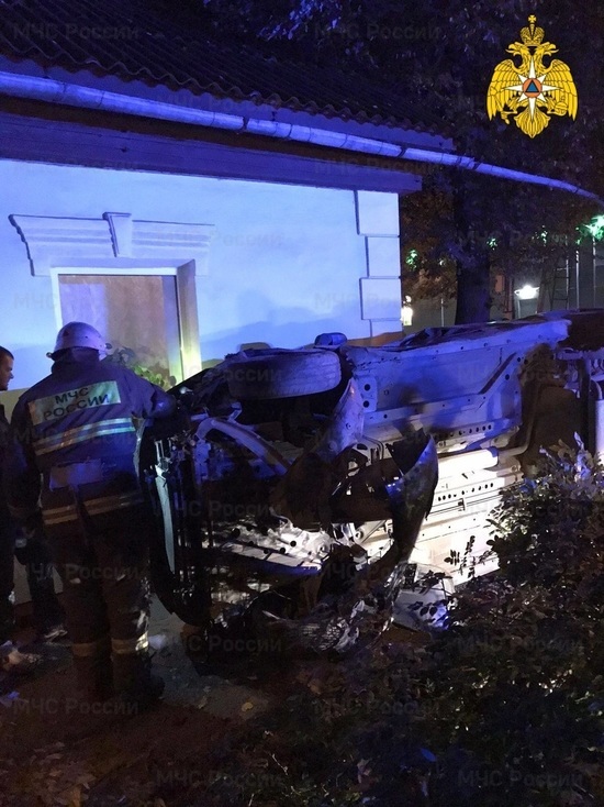 В Калуге одна машина врезалась в дом, вторая в дерево в результате ДТП