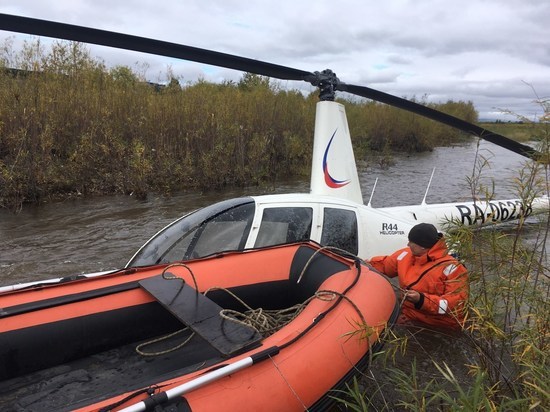 Пилота и пассажира упавшего вертолета эвакуировали с островка на Читинке лодкой