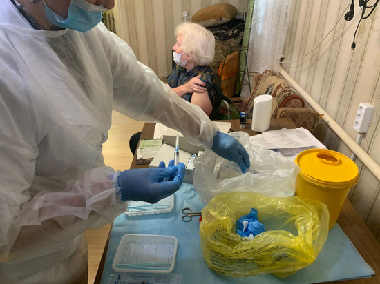 Маломобильные граждане Хабаровского края могут получить прививки от COVID-19 на дому