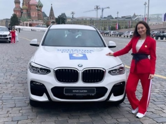 Юлия Зыкова из Красноярска получила ключи от BMW X3 из рук президента России
