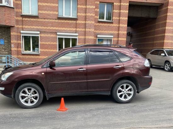 Водитель Lexus РХ 350 сбил 8-летнюю девочку во дворе дома в Новосибирске