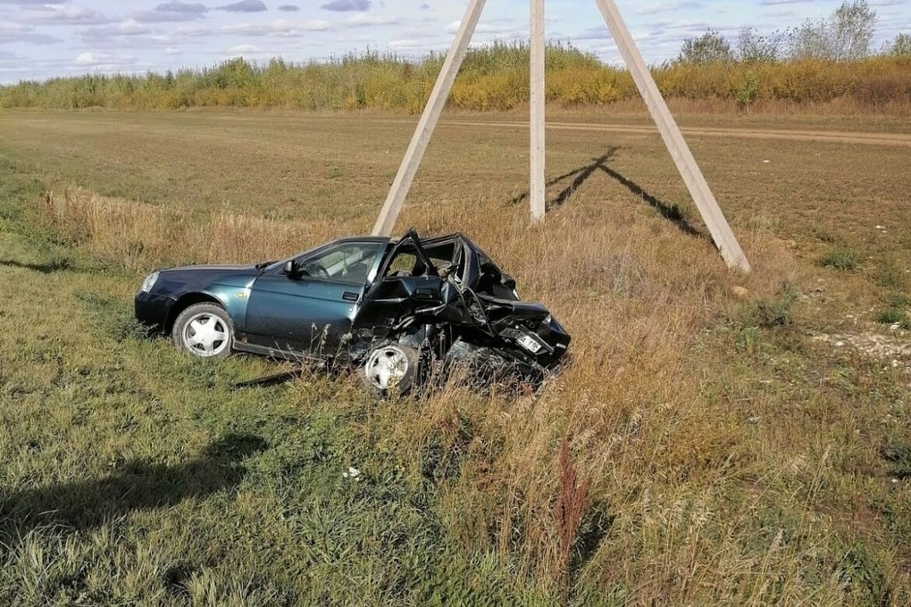 В Арске водитель на скорости влетел в бетонные плиты