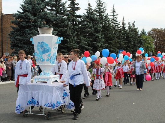 В Ясиноватой пошло карнавальное шествие