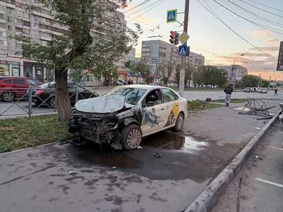 Такси на окраине Омска сбило двух пешеходов у светофора
