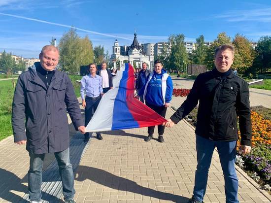 В Костроме развернули 40-метровый флаг России