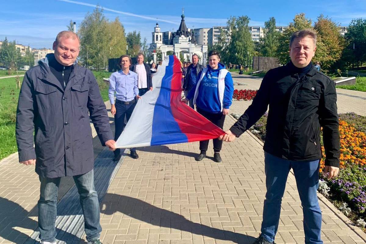 В Костроме развернули 40-метровый флаг России