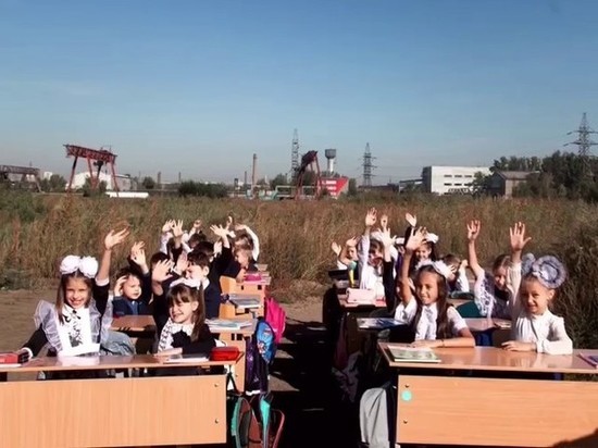 В Красноярске детям провели урок на пустыре, где должна быть школа