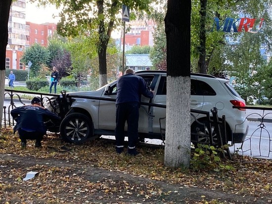 На улице Есенина в Рязани Mitsubishi Outlander врезался в ограждение