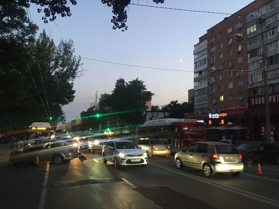 В Ростове водитель "БМВ" устроил массовое ДТП с автобусом