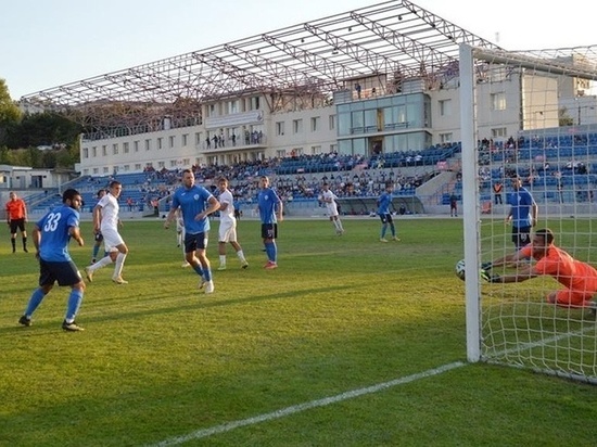 Футбол в Крыму: лидеры синхронно терпят поражения