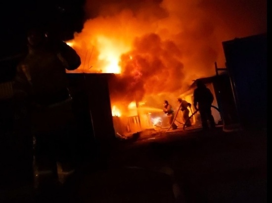 В Аршаново сгорел дом: тушили всем миром, два человека спаслись