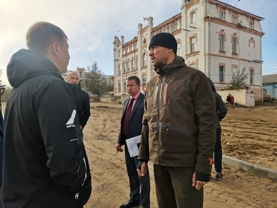 Осипов заявил, что подрядчик сорвет сроки сдачи площади в Сретенске