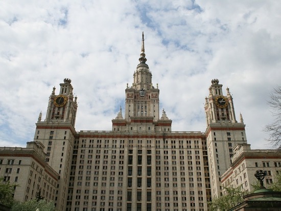 Двадцать руферов залезли на шпиль главного здания МГУ